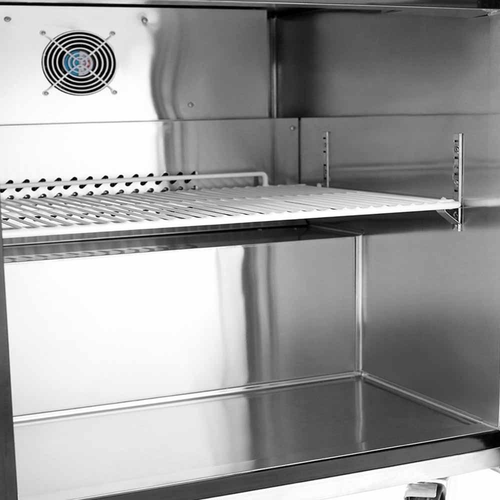 Atosa Mgf8402Gr Mesa Refrigerada Bajo Barra Puerta Sólida Acero Inoxidable Ruedas 122.5 cm Largo - Mesa Fría - Atosa - KitchenMax Store