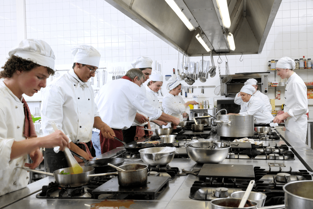 Guía completa para la organización eficiente de las áreas clave en la cocina de un restaurante - Kitchenmax.store