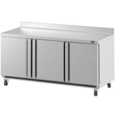 MESA INFRICO UC72RW | Mesa Refrigerada Bajo Barra | 3 Puertas | 21 Pies Cúbicos | Ventilación Frontal | Contrapuerta Embutida | 4 Ruedas | Restaurante Cafetería Cocina | Guarniciones Comedores Industriales Cocinas Industriales Panadería Carnicería Preparación Sushi Postres Ensaladas Baguettes Refrigerar Bajo Barra Conservar Comedor