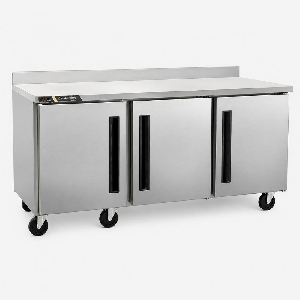 REFRIGERADOR MESA DE TRABAJO CENTERLINE CLUC-72R-SD-WTLRR | Refrigerador Mesa de Trabajo Bajo Barra | 18.80 Pies Cúbicos | 3 Puertas Sólidas | Acero Inoxidable | Bistró Hotel Bar | Mesa de Trabajo Refrigerada Refrigerador Bajo Mostrador Bajo Barra Conservador Cocina Fría Acero Inoxidable Restaurante Cafetería Cocina Industrial Bar Cremería Hotel